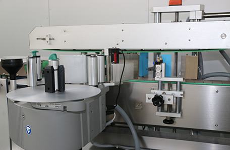 洗衣液双面贴标机