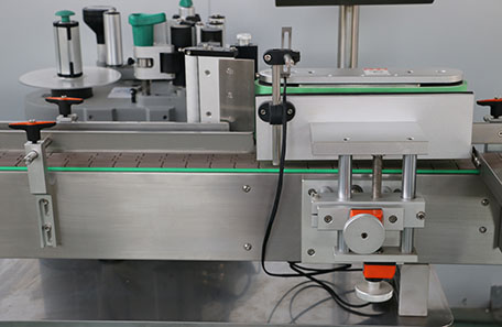 沐浴露立式圆瓶贴标机