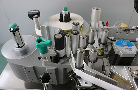 不规则瓶型定位贴标机 不规则瓶型定位贴标机