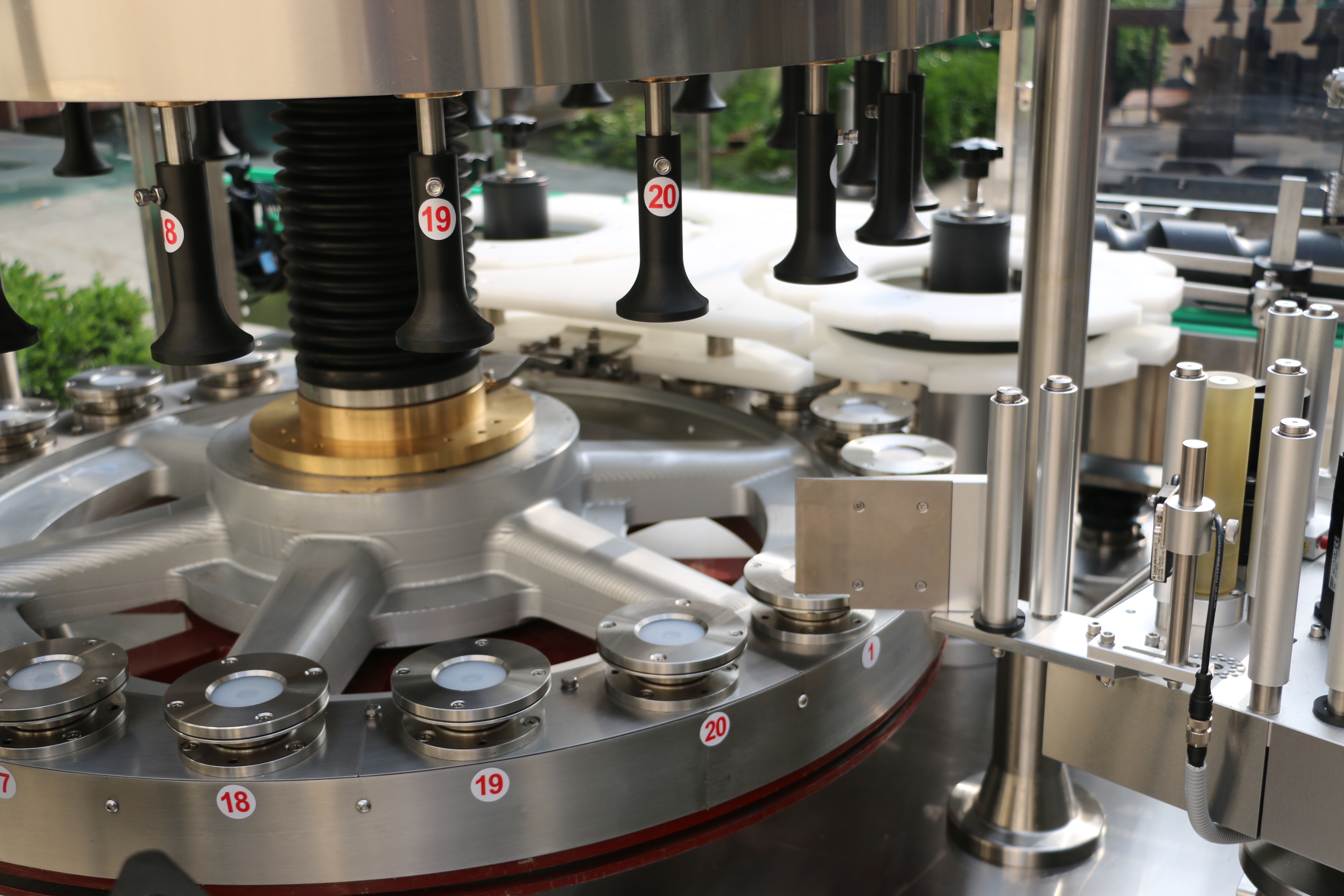 全自动回转式数控不干胶贴标机-XTHZ-600S型 全自动回转式数控不干胶贴标机-XTHZ-600S型