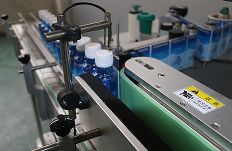 立式蜂蜜瓶贴标机 立式蜂蜜瓶贴标机