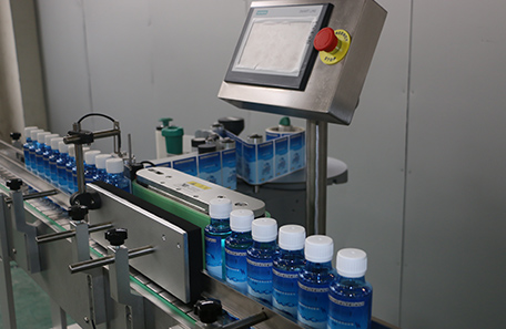 洗手液立式圆瓶贴标机 洗手液立式圆瓶贴标机