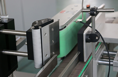 洗发水立式圆瓶贴标机