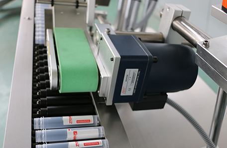 卧式香水瓶贴标机 卧式香水瓶贴标机