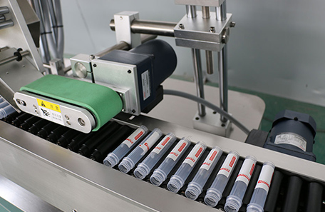 卧式香水瓶贴标机 卧式香水瓶贴标机