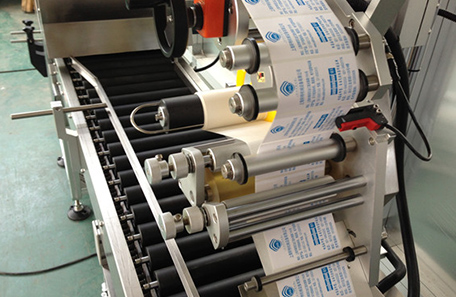 卧式香肠贴标机 卧式香肠贴标机