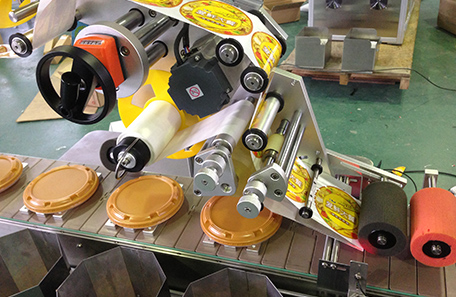 自动上料盖子贴标机 自动上料盖子贴标机