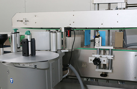 矿泉水双面贴标机 矿泉水双面贴标机