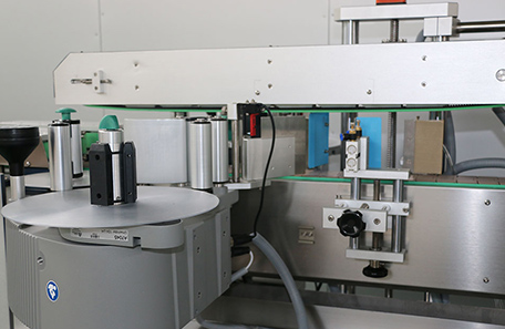 牛奶瓶双面贴标机 牛奶瓶双面贴标机