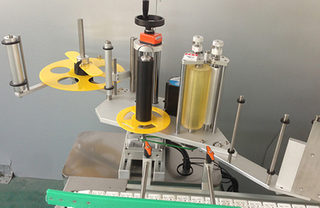 蓄电池平侧面贴标机