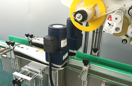 罐子平侧面贴标机 罐子平侧面贴标机