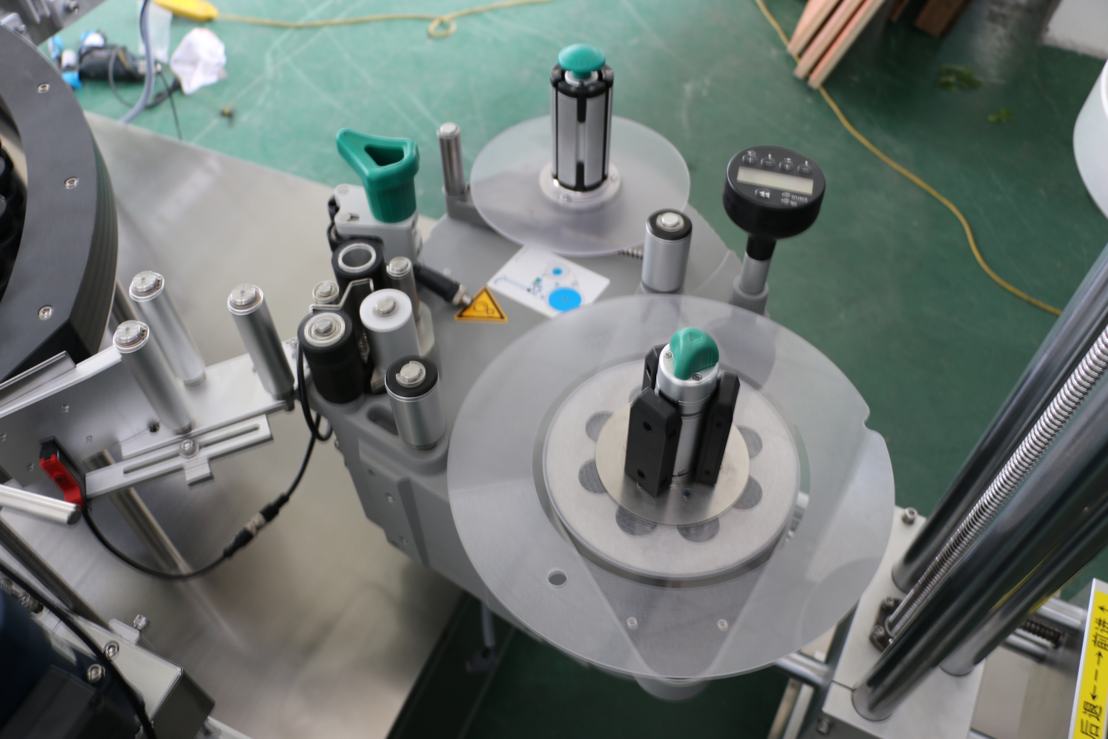 高速回转圆瓶不干胶贴标机