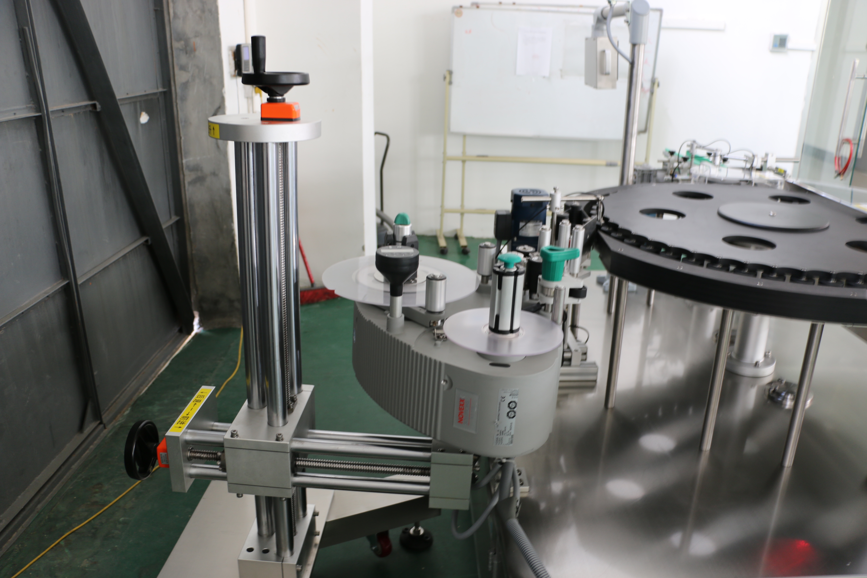 高速回转圆瓶不干胶贴标机