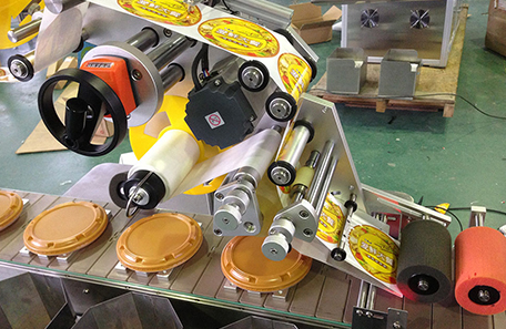 自动上下料贴标机