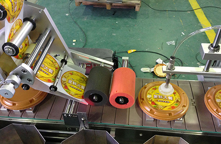 自动上下料贴标机