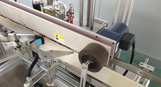 封口贴标机里的软毛刷的作用是什么？