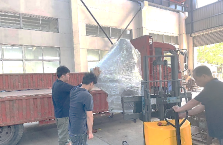 某国际知名高端美妆品牌定制模具双标站平面贴标机